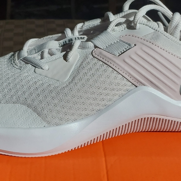 Women's Nike sneakers size 10 - Picture 4 of 9